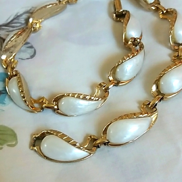 Vintage Gold & white necklace - Picture 6 of 8